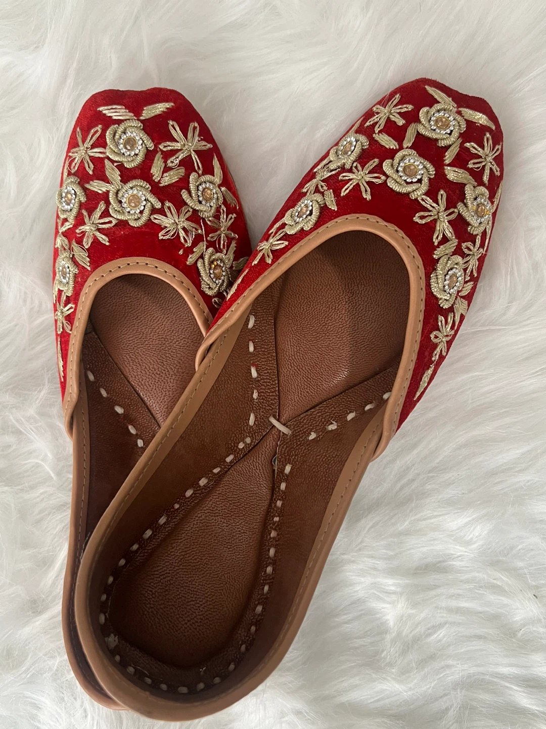 Red embroidered handmade Jutti - photo 2