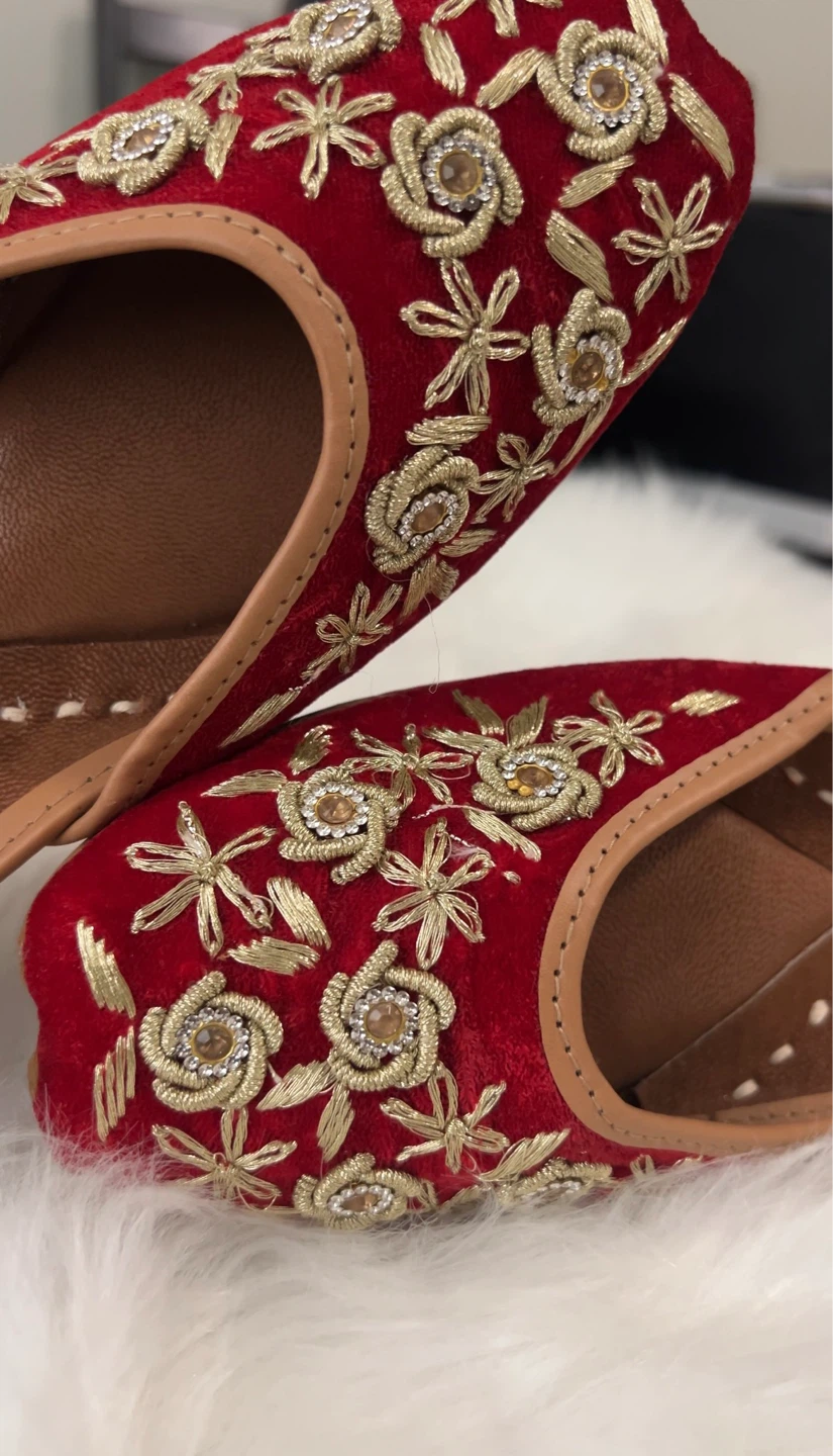 Red embroidered handmade Jutti - photo 3