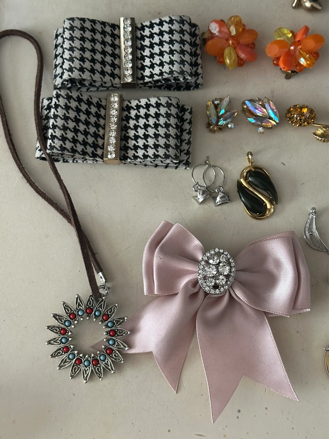 Vintage jewelry individually priced mixed with some fun stuff - photo 2