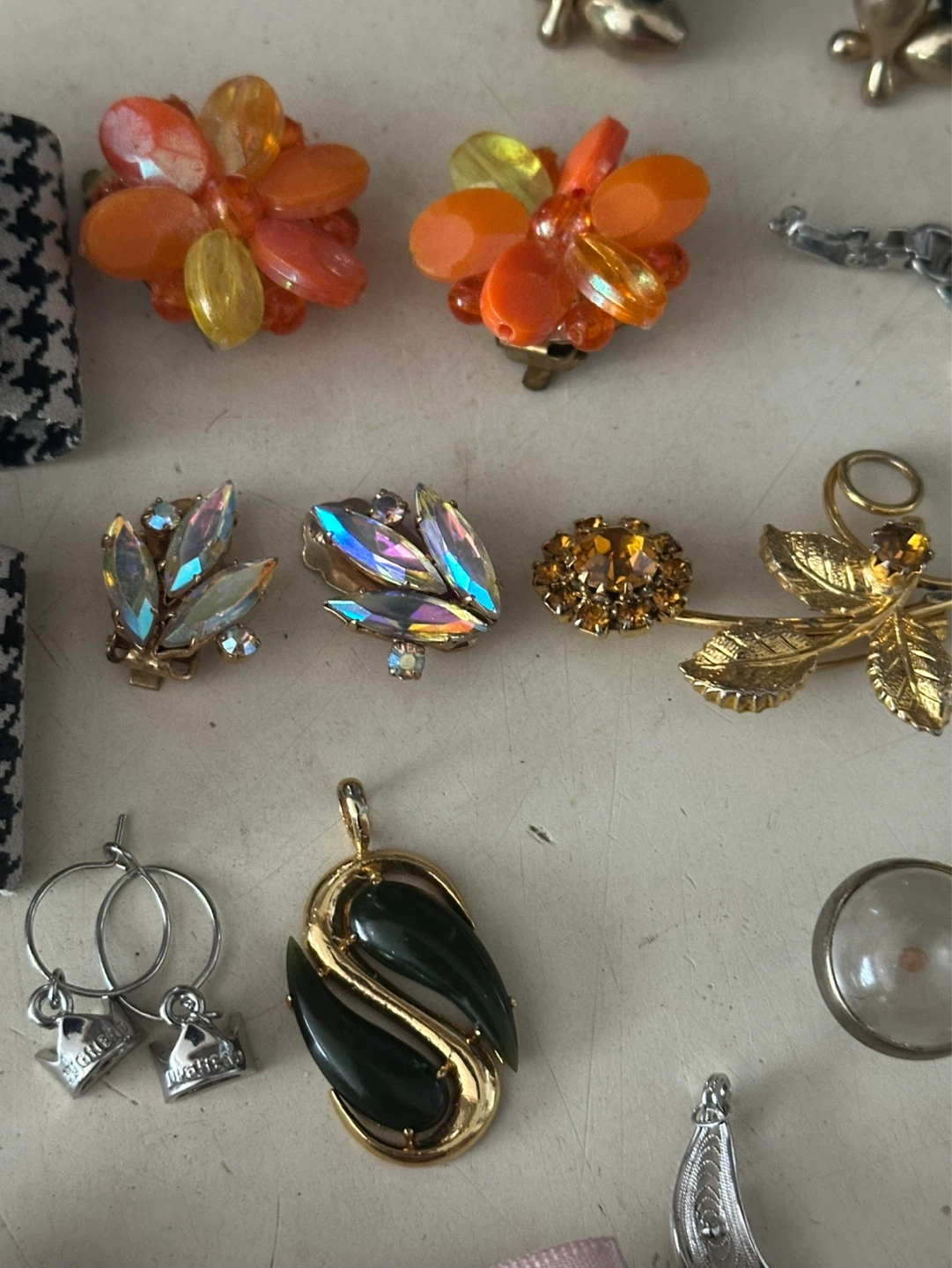 Vintage jewelry individually priced mixed with some fun stuff - photo 3
