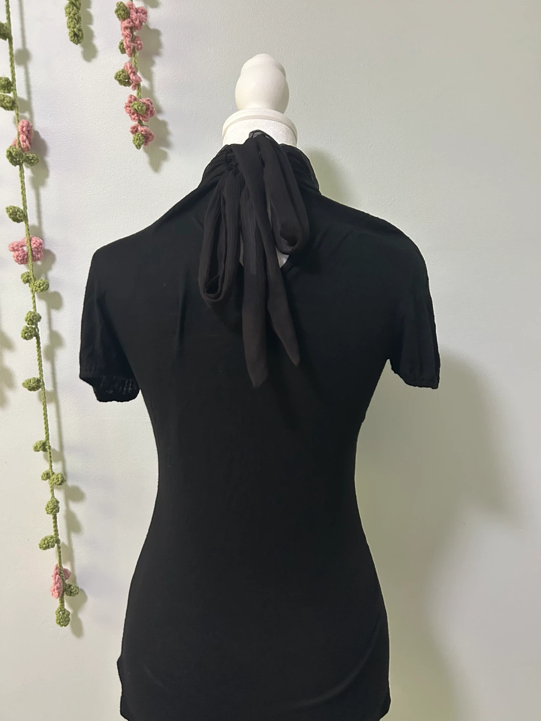 Black ruffled keyhole detail top - photo 3