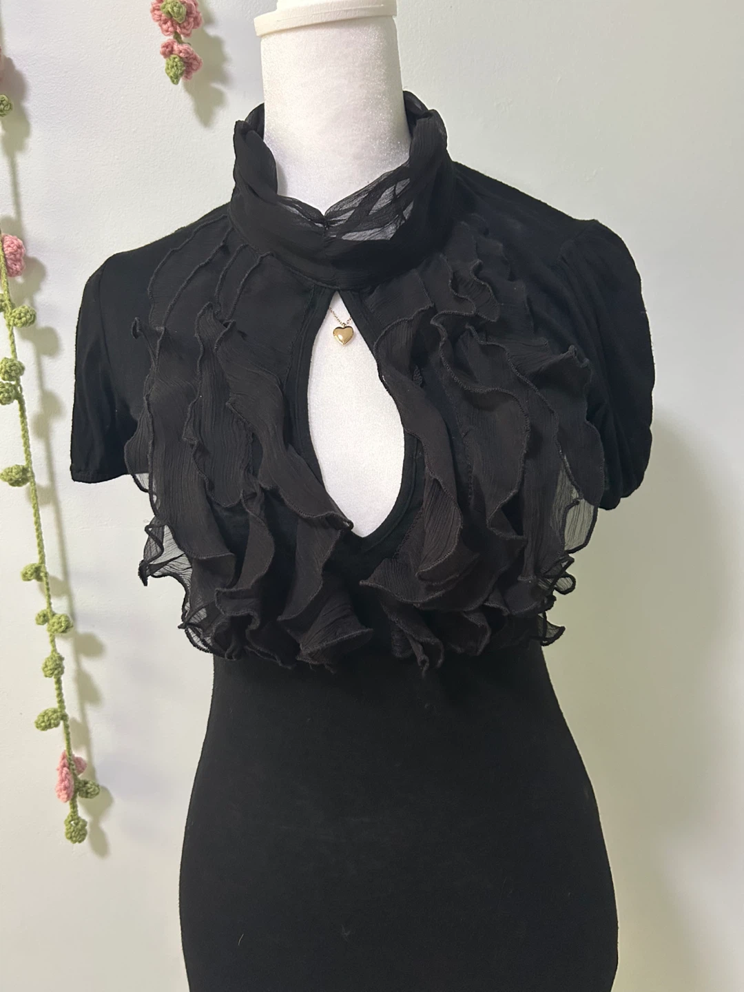 Black ruffled keyhole detail top - photo 2