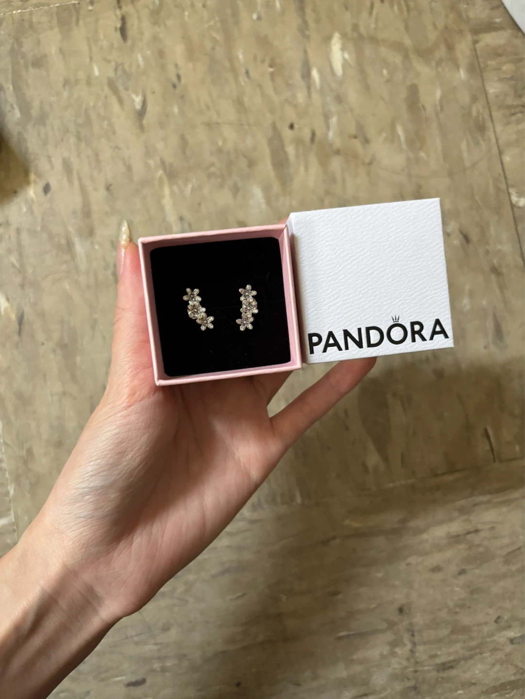 Pandora Dazzling Daisy stud earrings (not free read description)