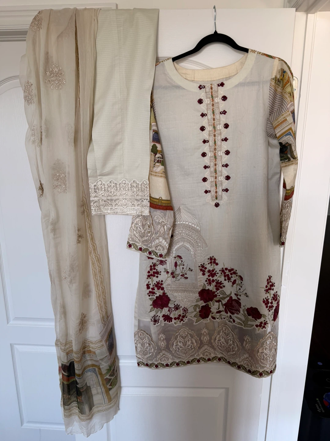 Cream embroidered lawn suit with dupatta - photo 3