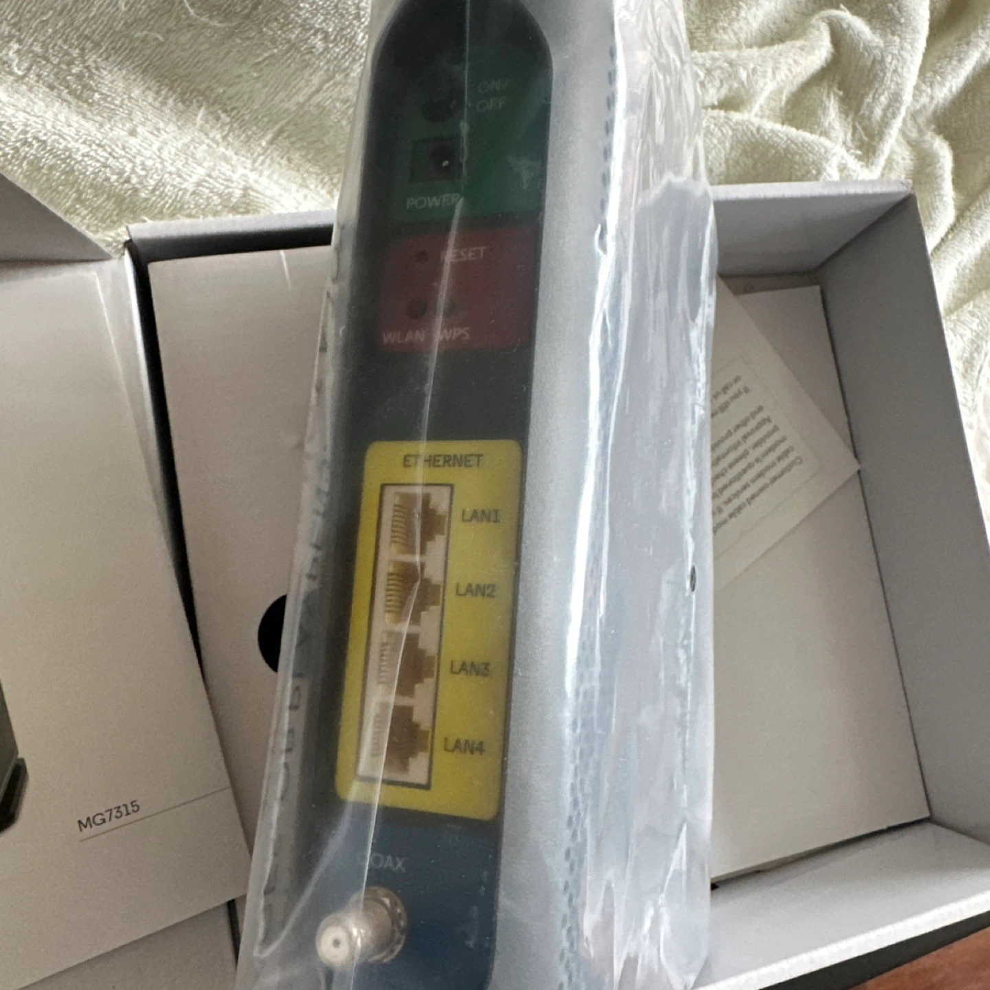 Motorola MG7315 Cable Modem Plus N450 Wi-Fi Router - photo 4