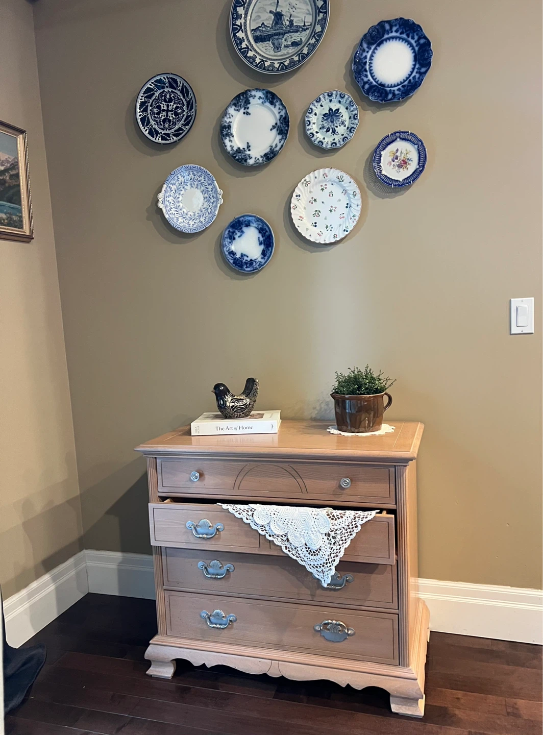 Vintage Solid Wood Chest of Drawers/Dresser