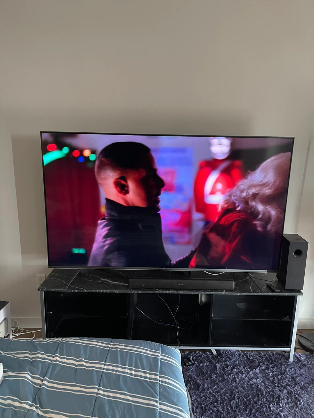 75” Amazon Fire Smart Omni series 4K UHD Television - photo 2