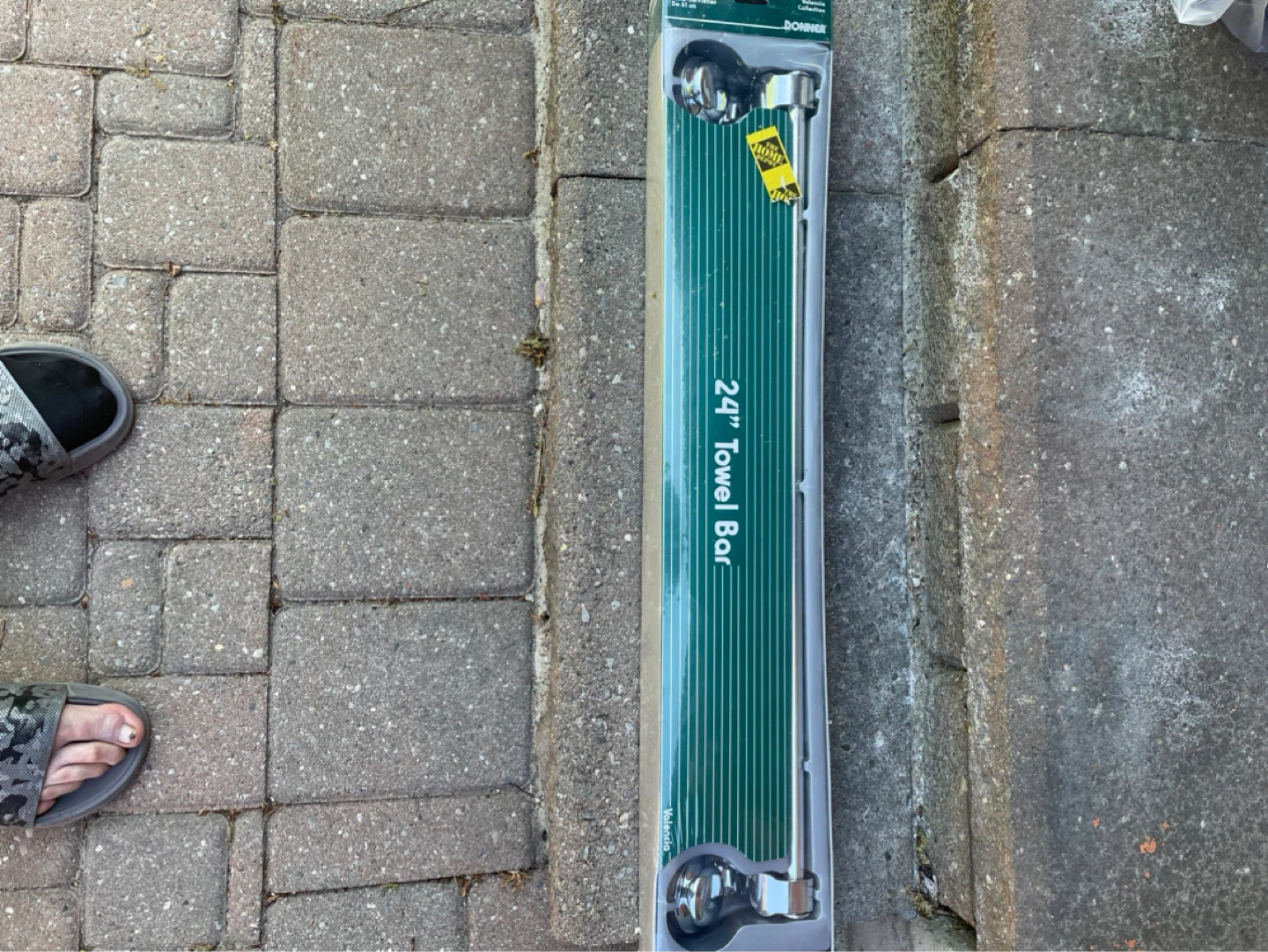 Donner 24" Towel Bar