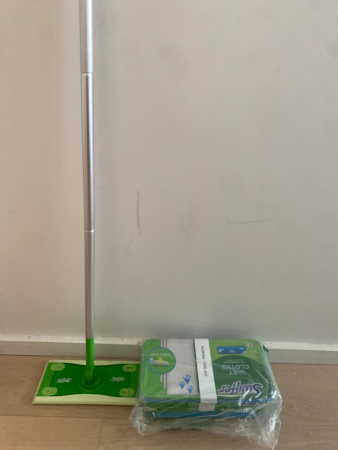 Swiffer Wet Jet Mop with Wet Cleaning Cloths