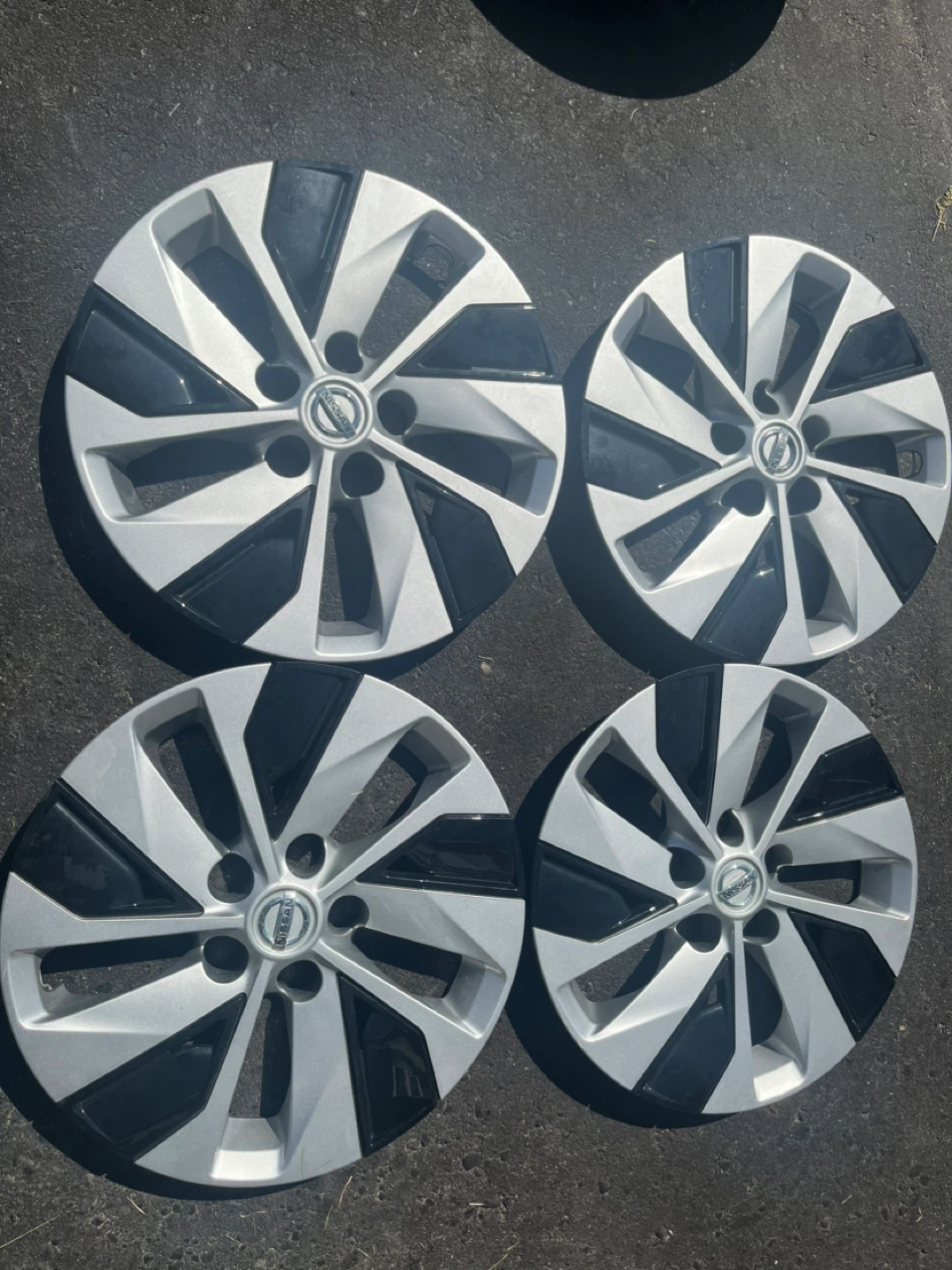 Set of 4 Nissan Hubcaps and 4 steel rims - photo 3