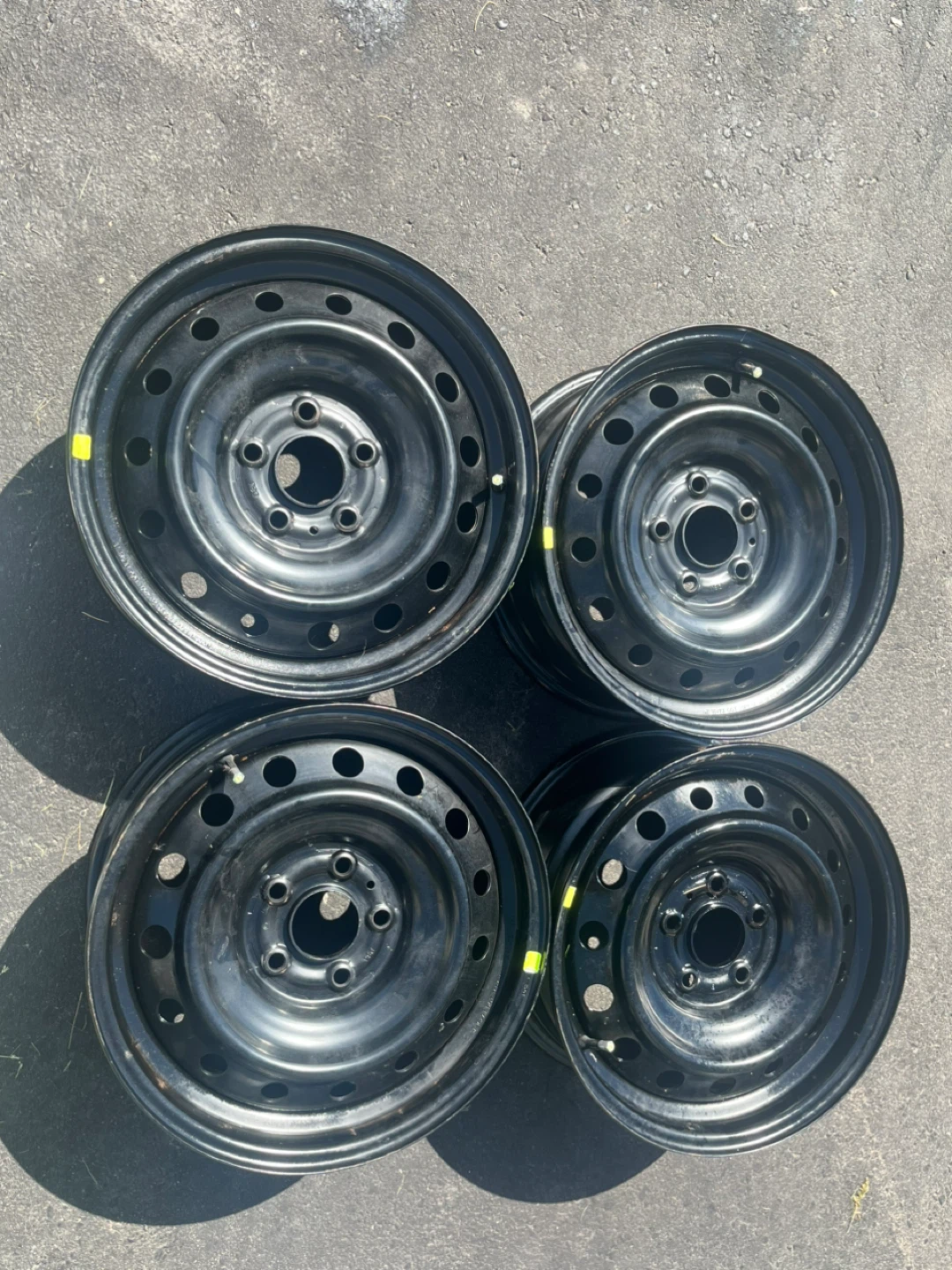 Set of 4 Nissan Hubcaps and 4 steel rims - photo 2