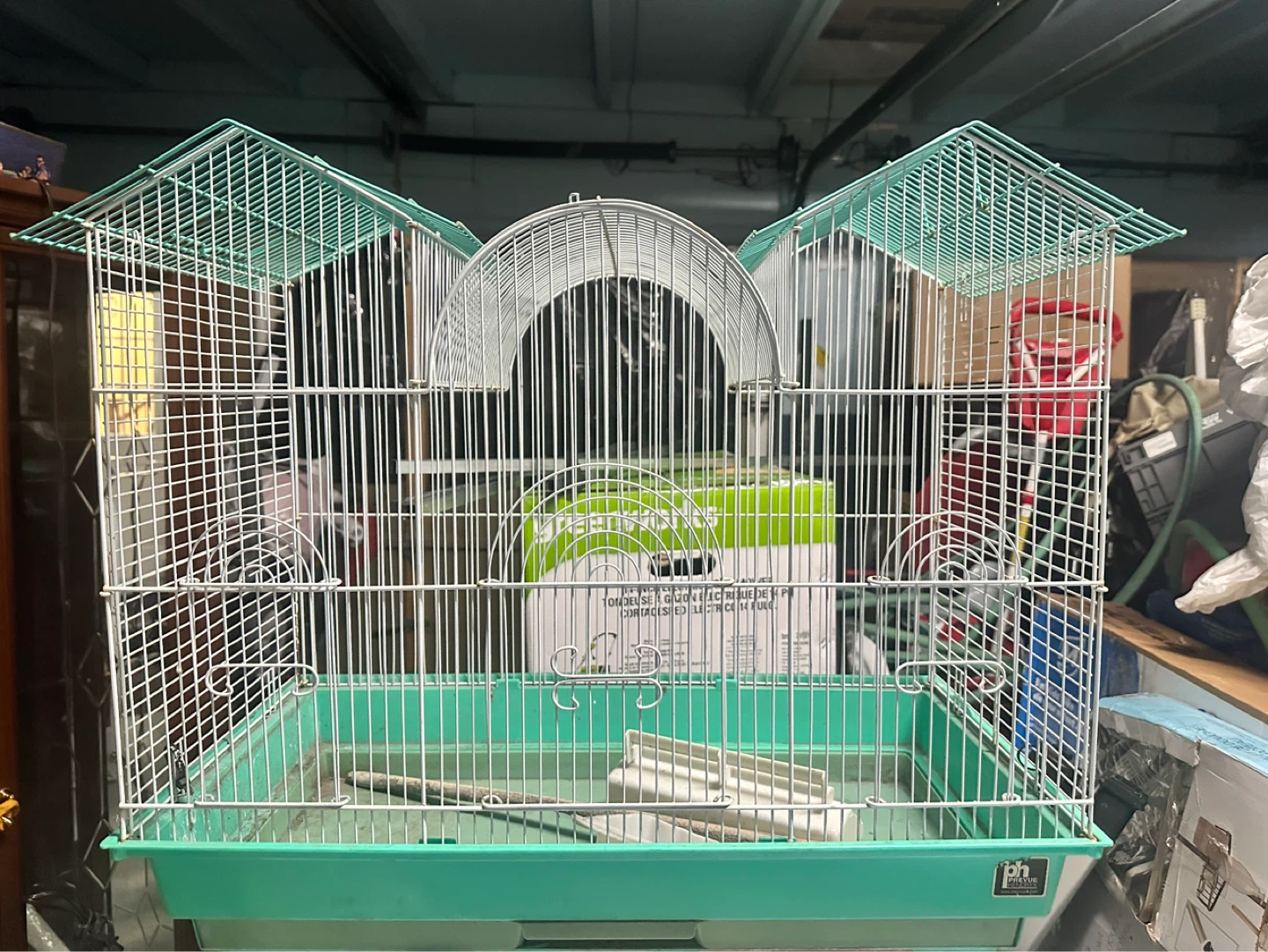 Cage plus conure
