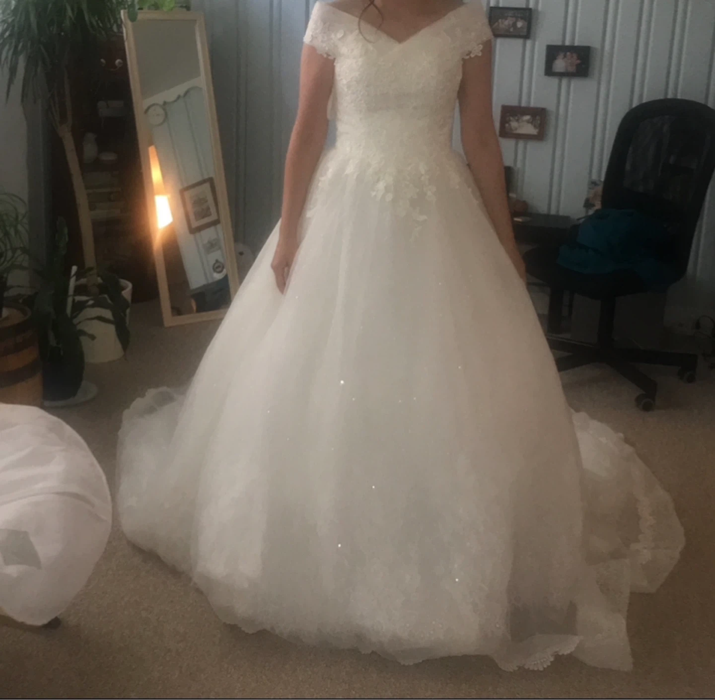White wedding dress with train - photo 2