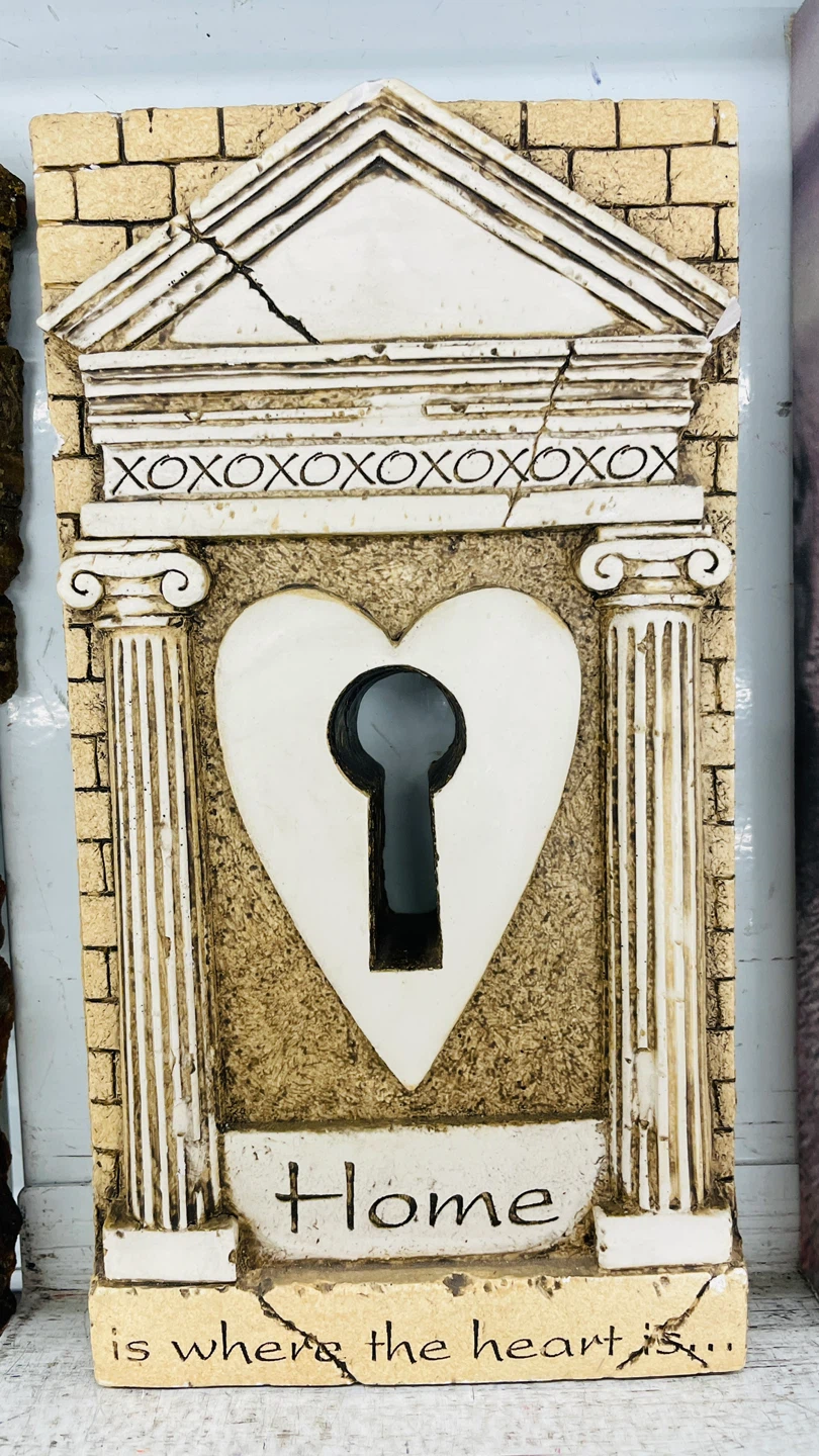 Decorative Wall Plaque "Home is Where the Heart is"
