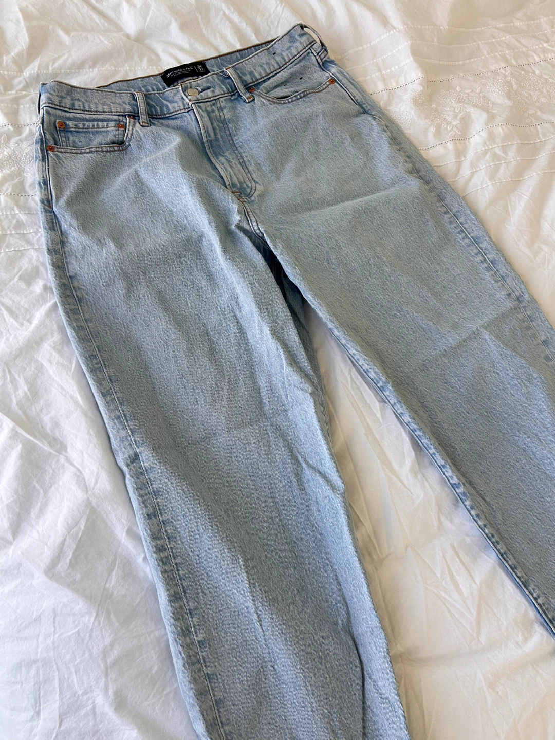 Men’s Abercrombie & Fitch Light Wash Athletic Fit Baggy Jeans