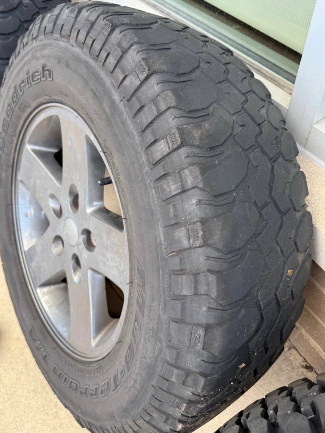Set of 4 JKU oem rims and mud terrain t/a tires,2 need replacing - photo 5