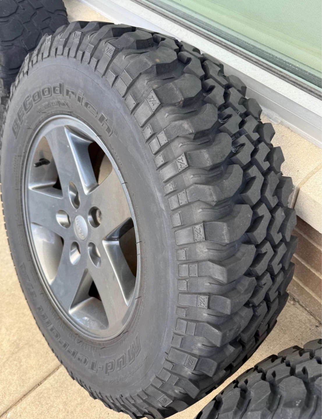 Set of 4 JKU oem rims and mud terrain t/a tires,2 need replacing - photo 2