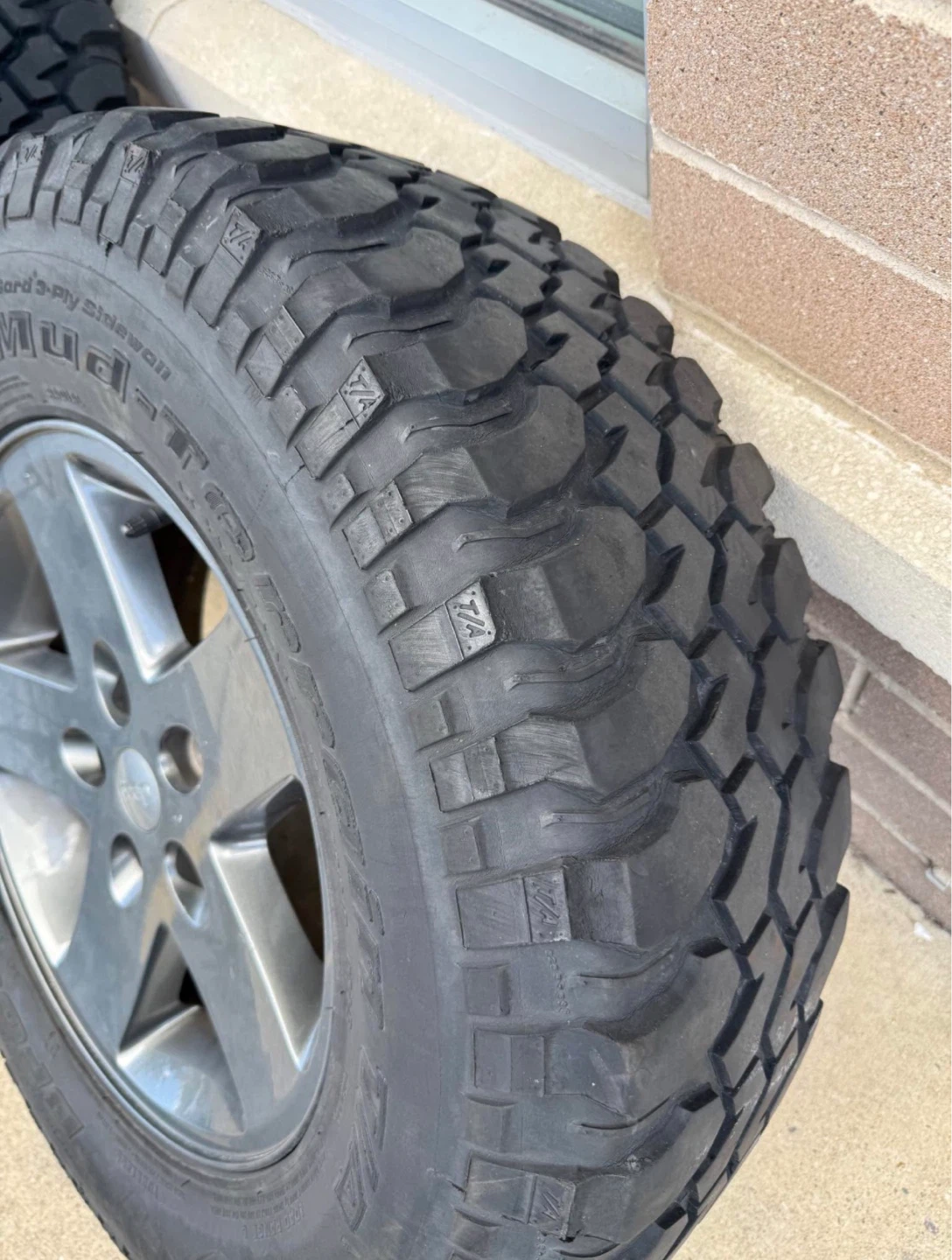 Set of 4 JKU oem rims and mud terrain t/a tires,2 need replacing - photo 3
