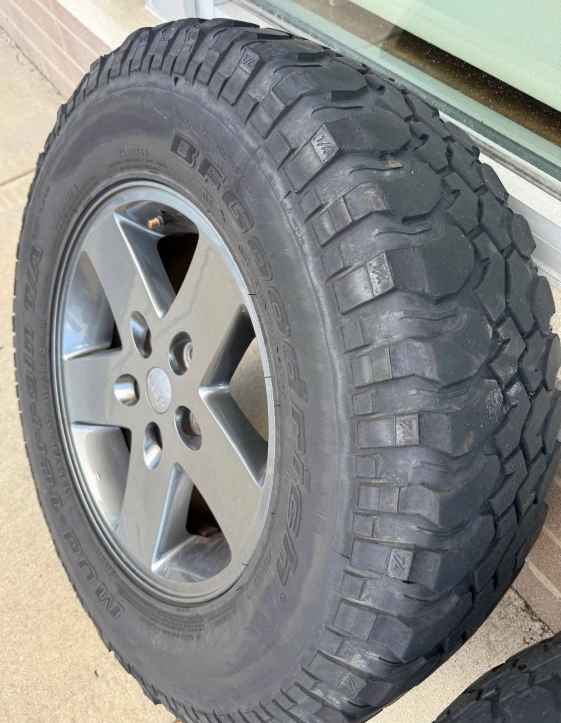 Set of 4 JKU oem rims and mud terrain t/a tires,2 need replacing - photo 4