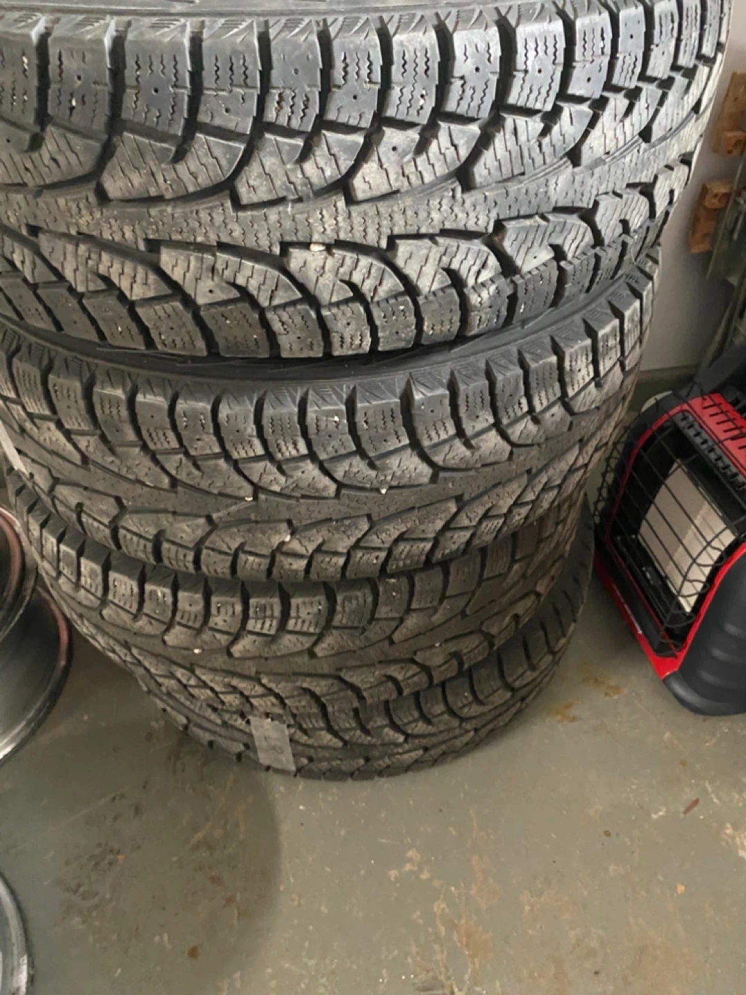 Hankook Winter i*Pike RW11 LT245/75R16 Tires
