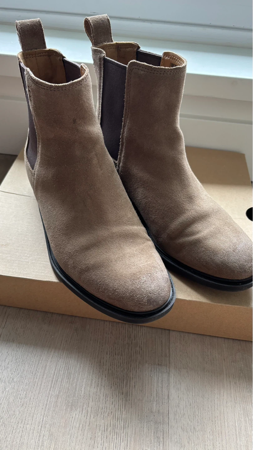 UGG Chelsea Boots - Tan Suede - photo 3