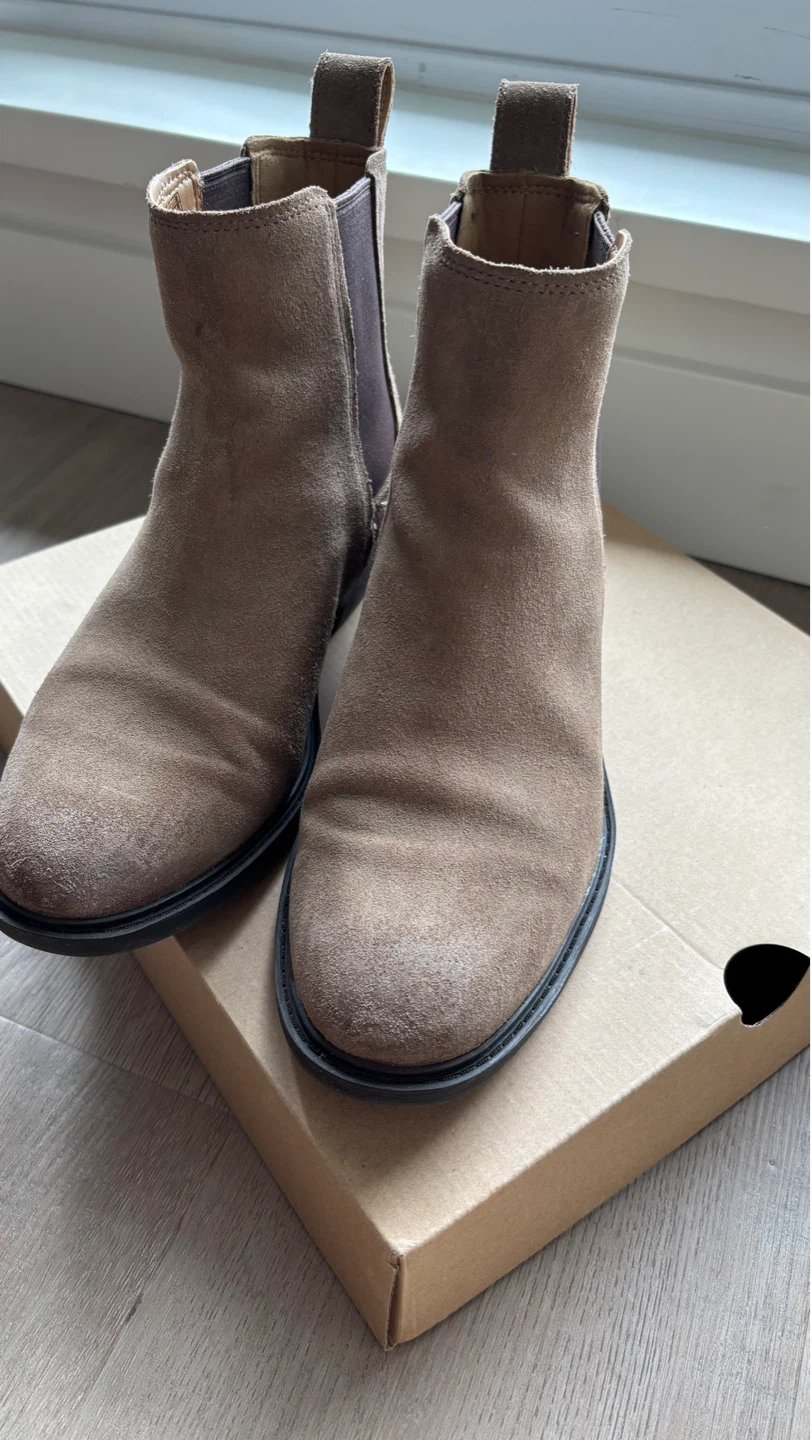 UGG Chelsea Boots - Tan Suede