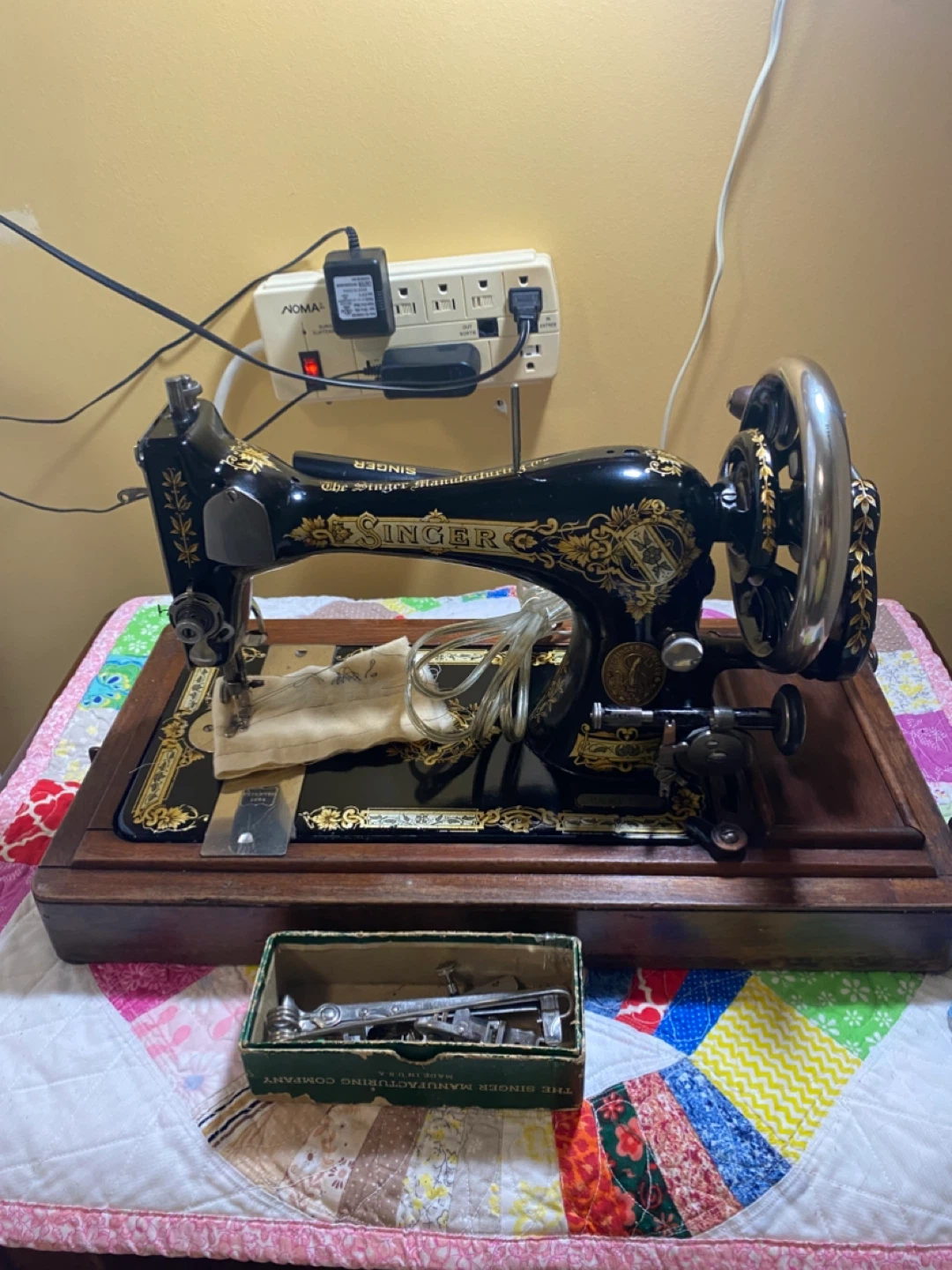Vintage Singer Vibrating Shuttle Sewing Machine - photo 5