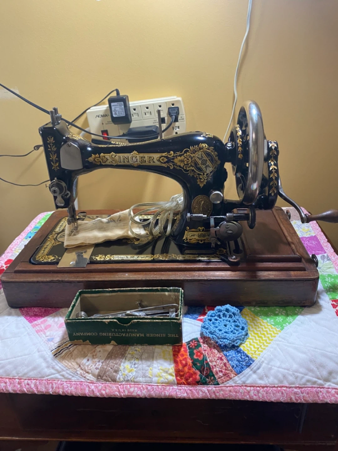 Vintage Singer Vibrating Shuttle Sewing Machine - photo 3