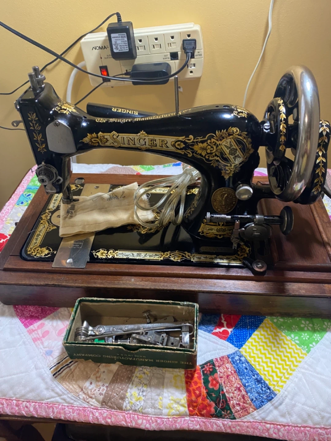 Vintage Singer Vibrating Shuttle Sewing Machine - photo 4