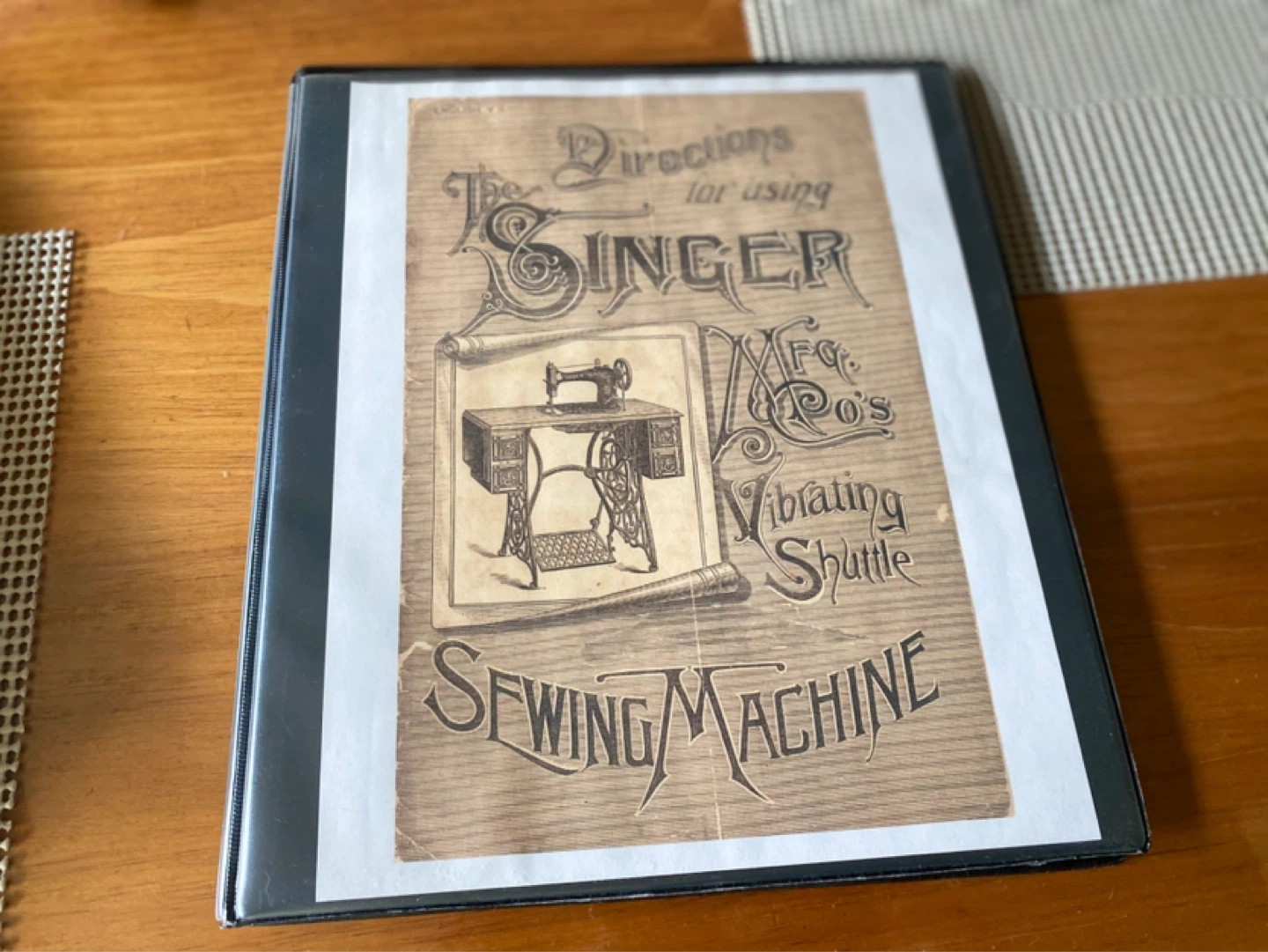 Vintage Singer Vibrating Shuttle Sewing Machine - photo 2