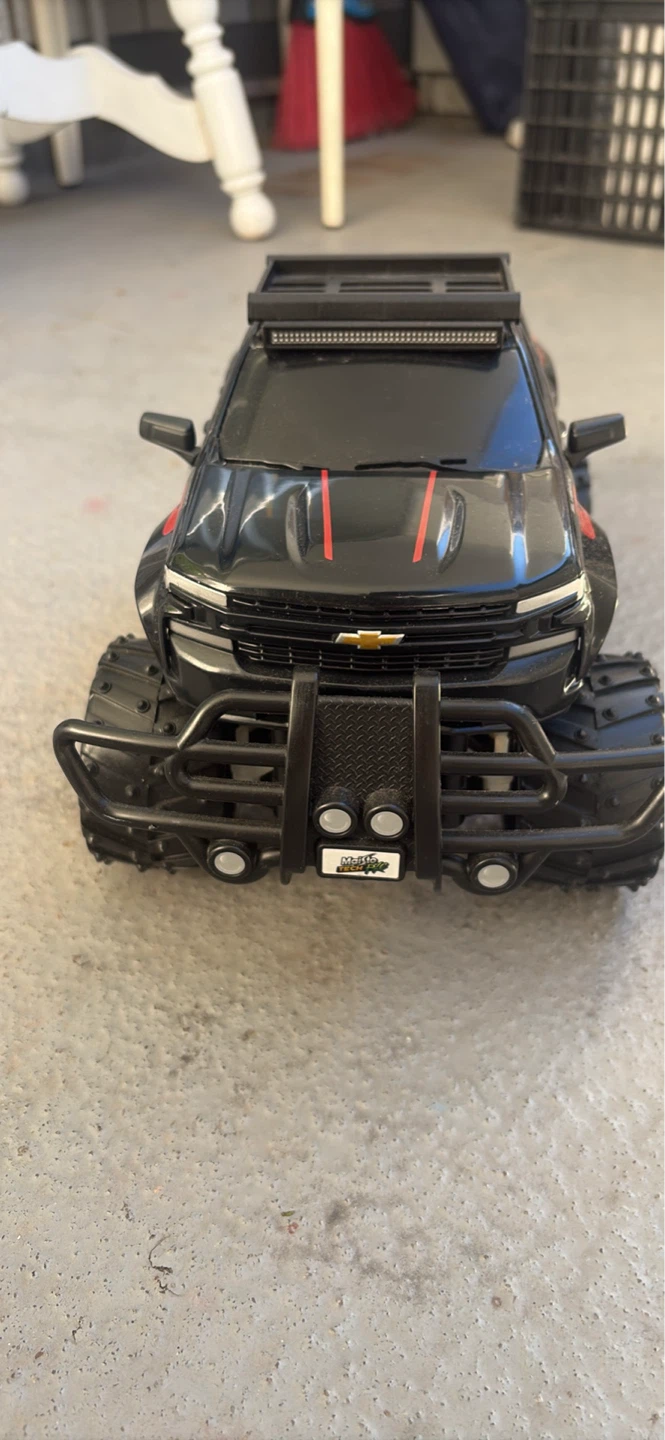 Maisto 2.4GHz RC Chevrolet Silverado Monster Truck