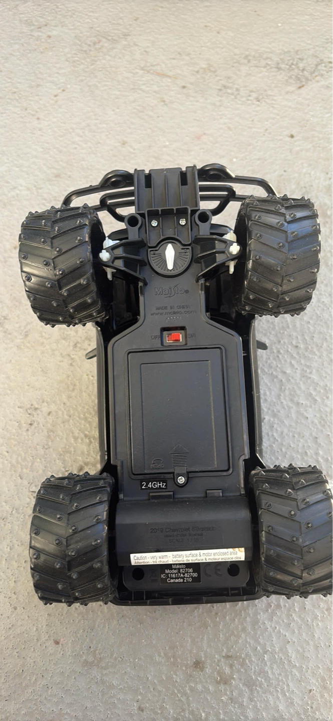 Maisto 2.4GHz RC Chevrolet Silverado Monster Truck - photo 2