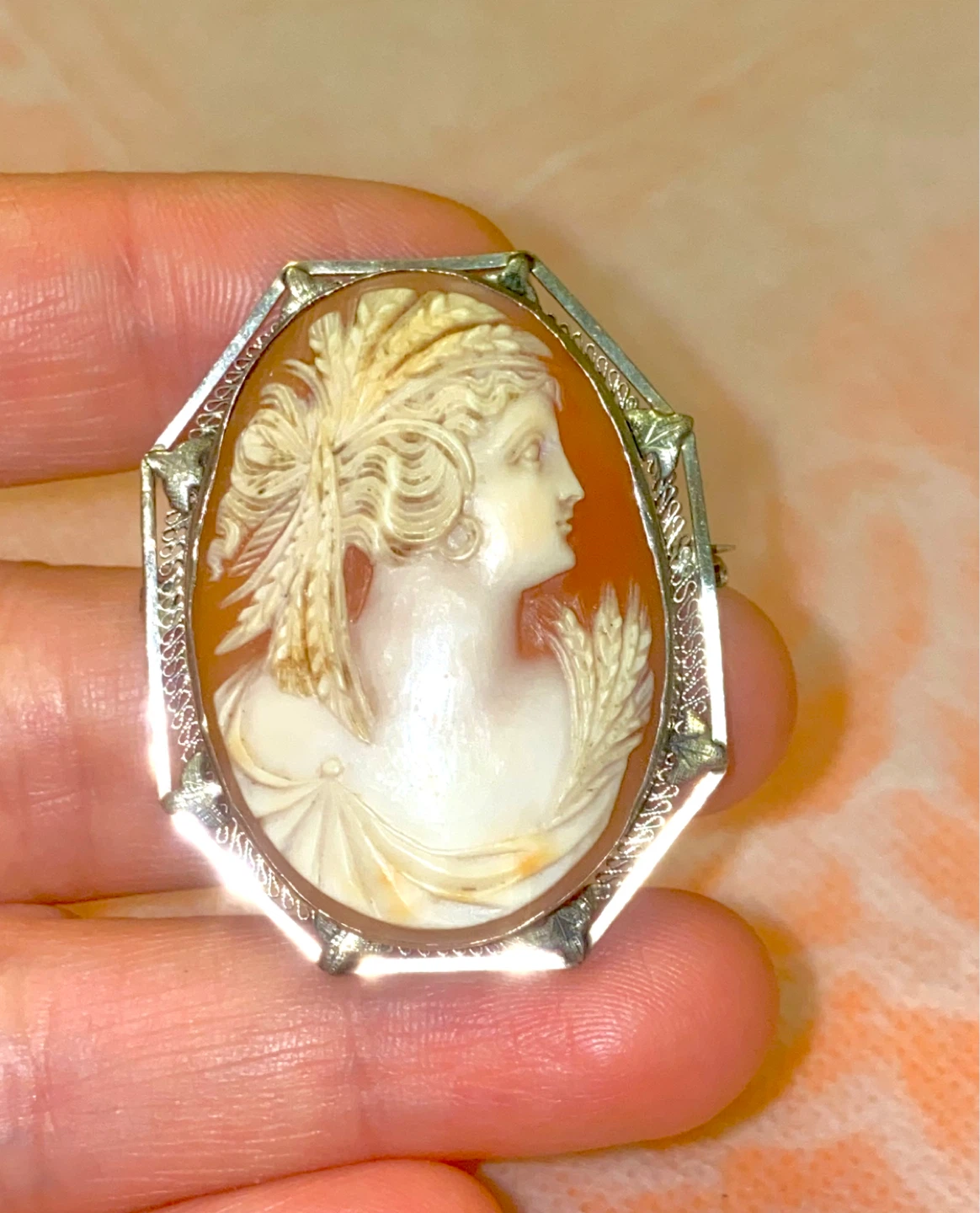 Vintage 14K Gold Cameo Brooch