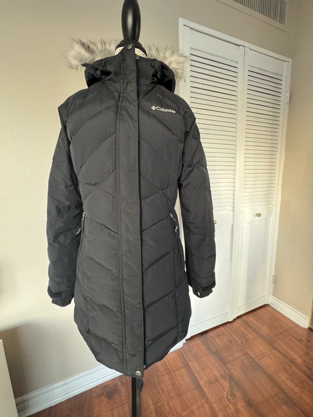 Columbia Puffer Coat with Faux Fur Hood⚽️