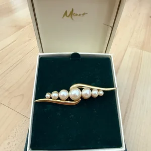 Vintage Monet Jewelry gold tone bar faux pearl brooch