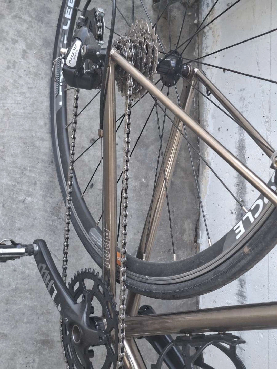 Gold coloured road bike - photo 3