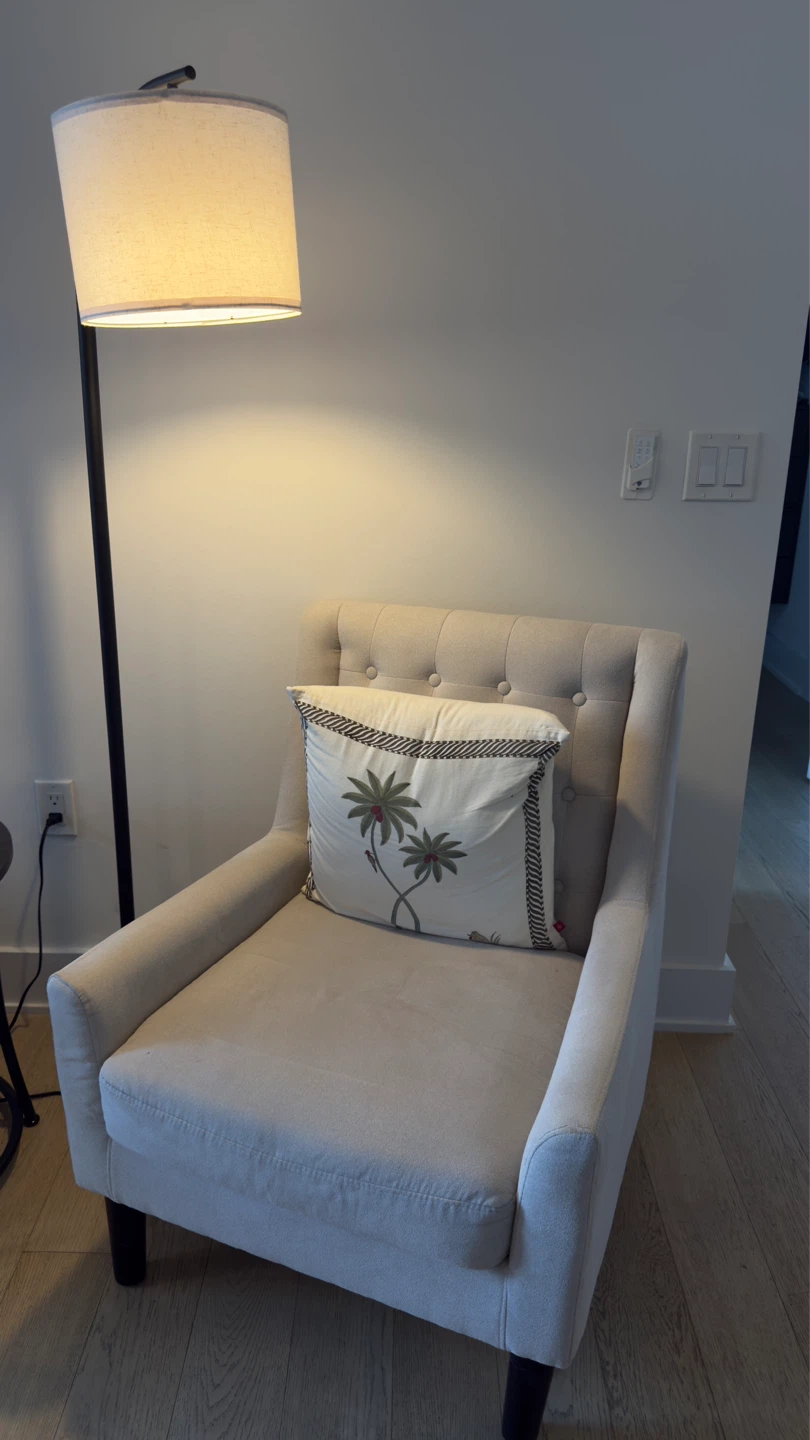 Set of 2 accent chairs, pillows, lamps, tables - photo 2