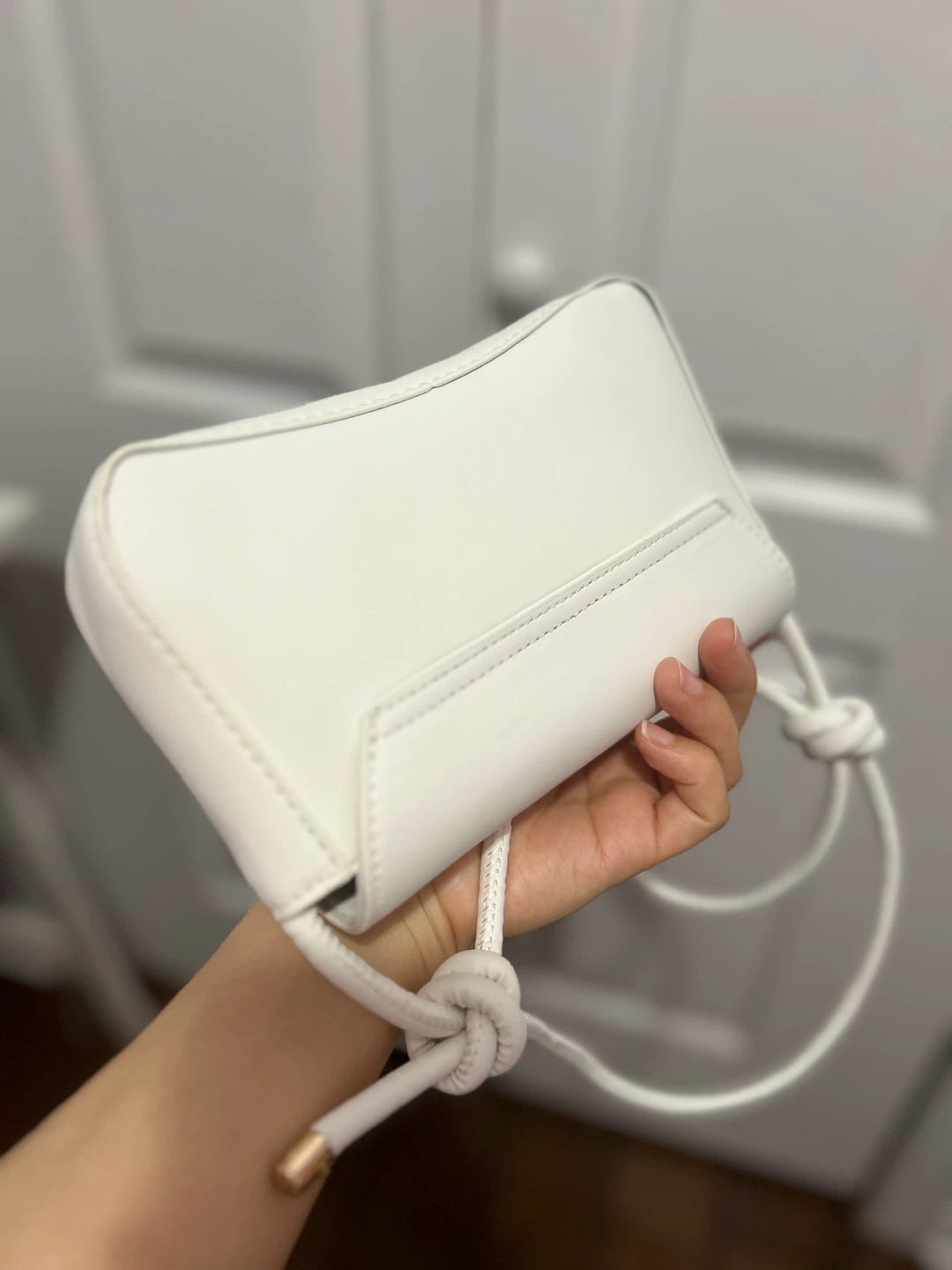 White shoulder bag with gold hardware - photo 4