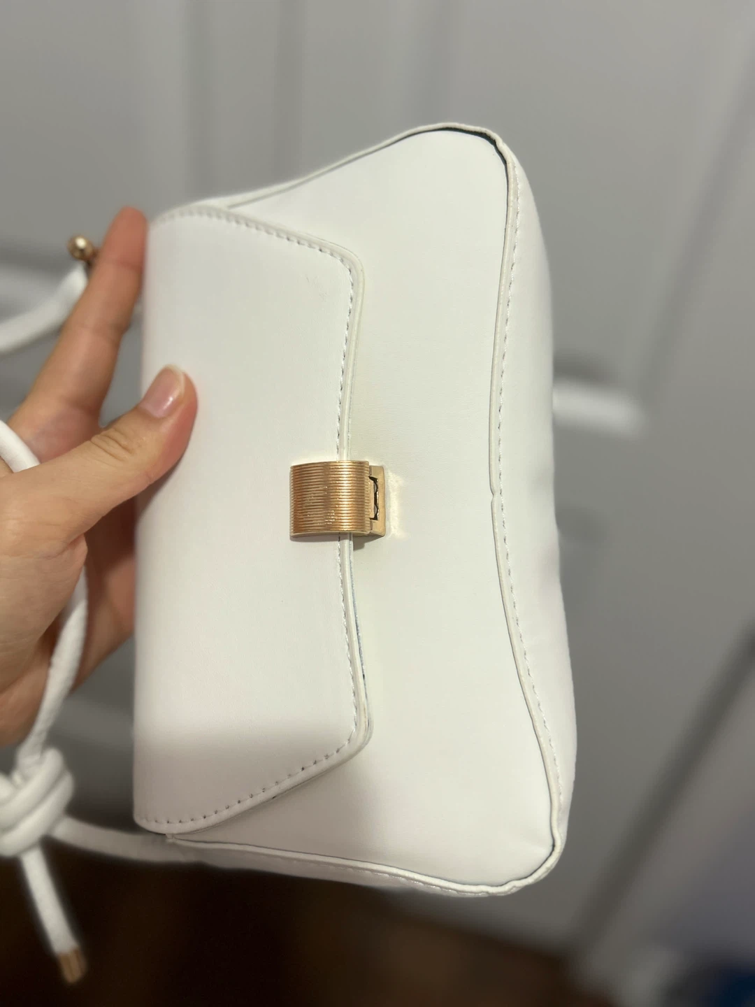 White shoulder bag with gold hardware - photo 3