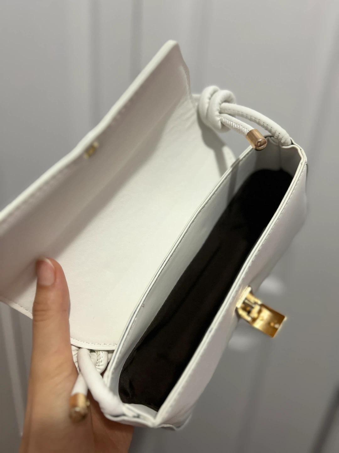 White shoulder bag with gold hardware - photo 2