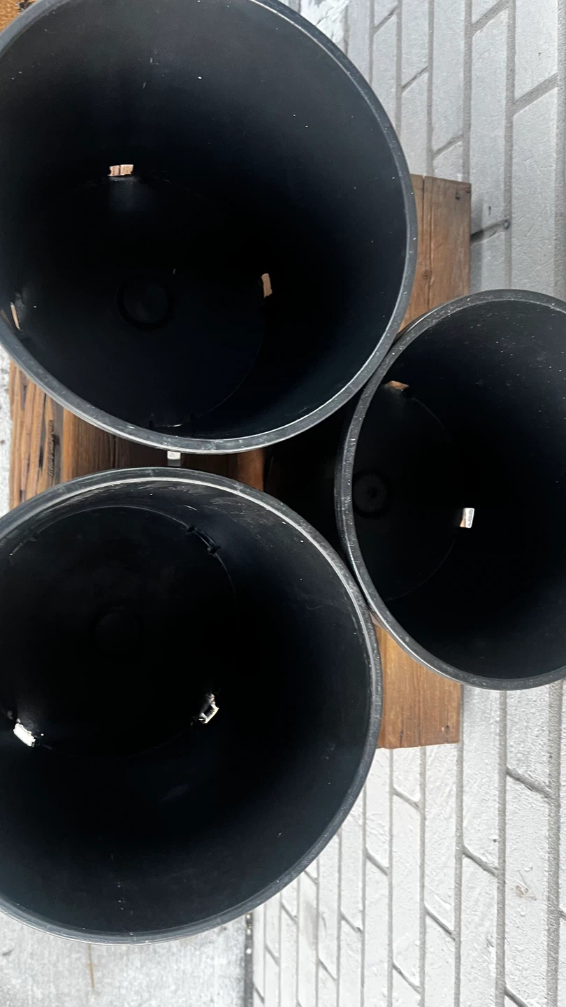 Set of 3 Black Plastic Planters - photo 2
