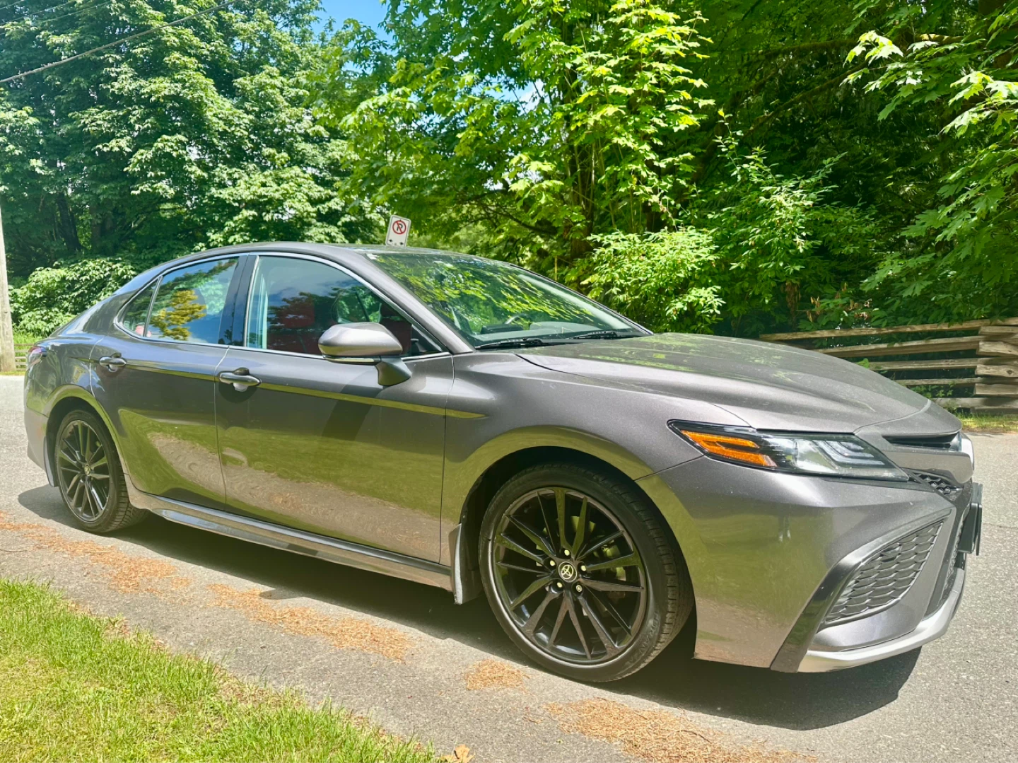 2022 Toyota Camry Hybrid XSE | Red Leather Interior - photo 2