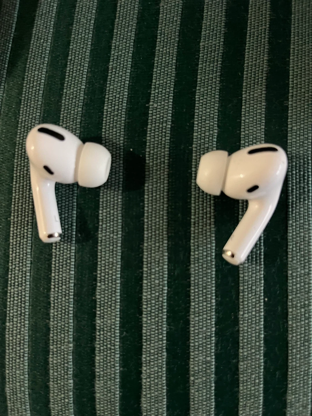 Apple AirPods Pro (1st Gen) with Wireless Charging Case - photo 3