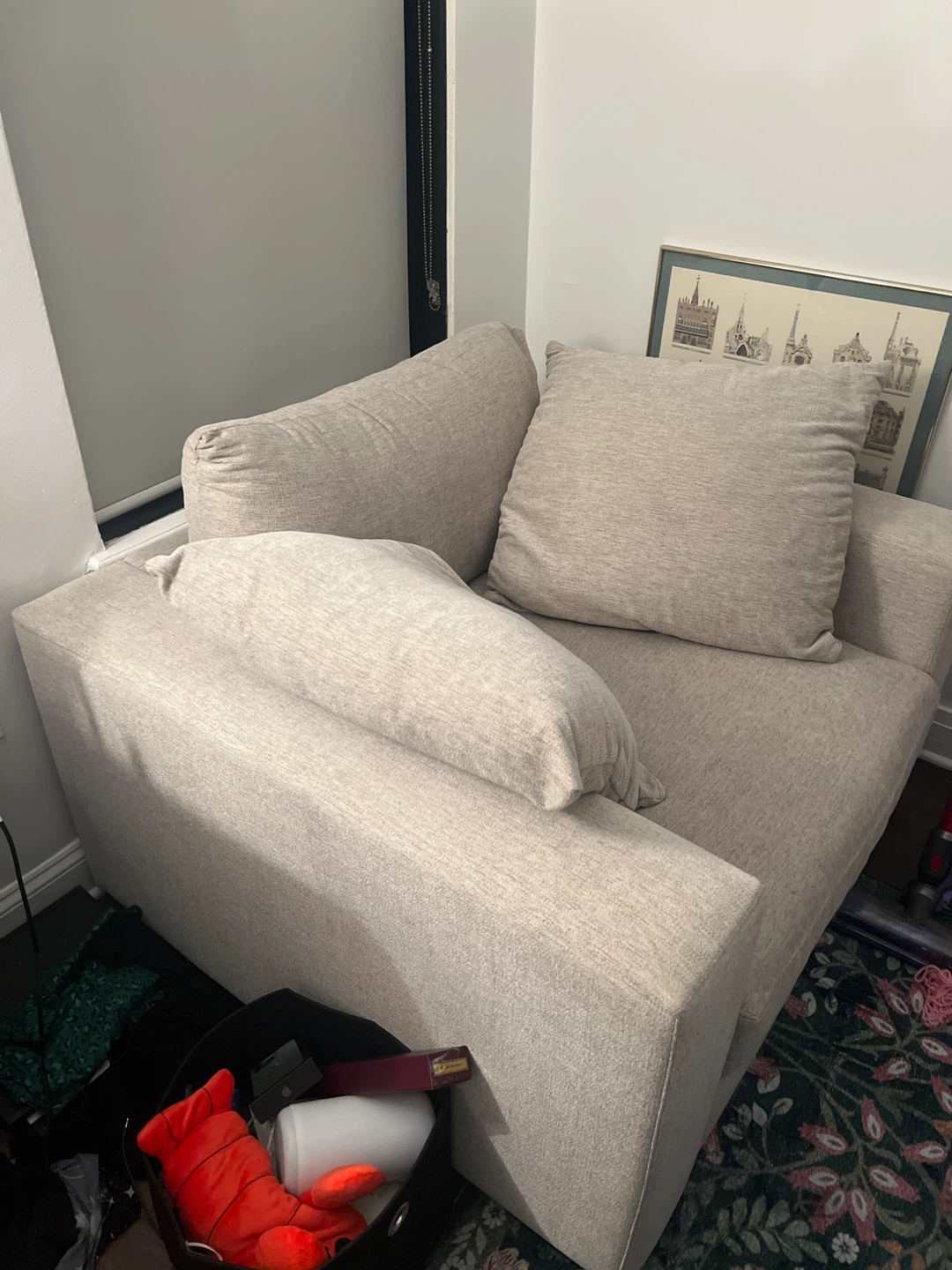 Beige accent chair with pillows - photo 2