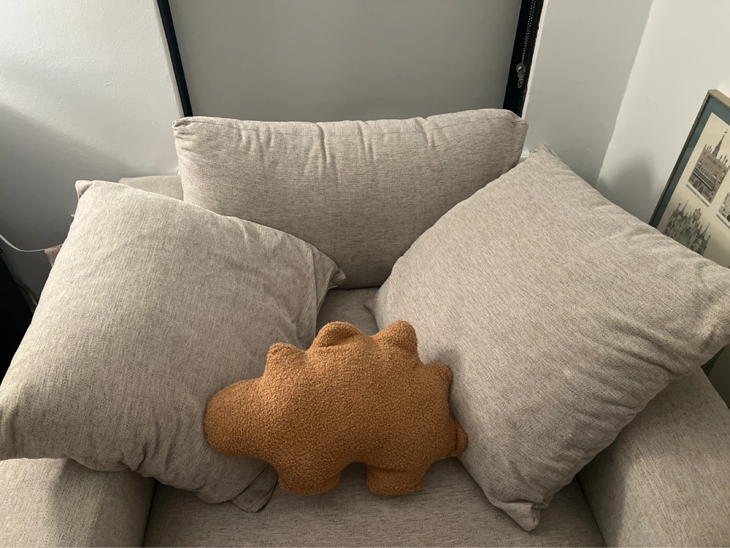 Beige accent chair with pillows - photo 3