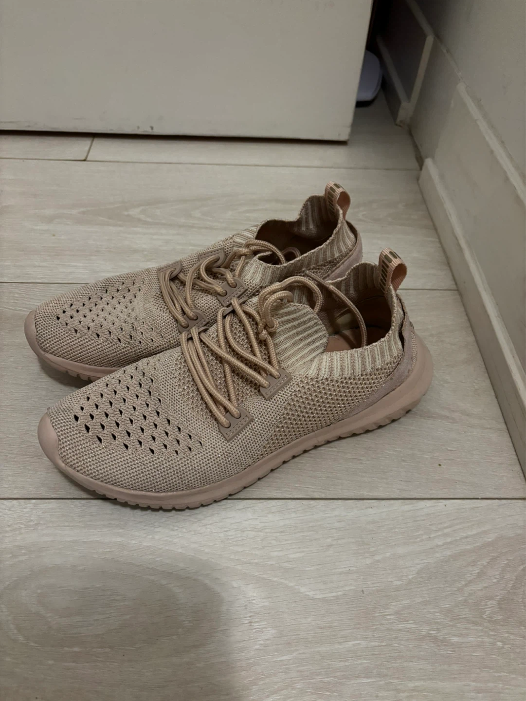 Lot of three pairs of women’s sneakers - photo 2