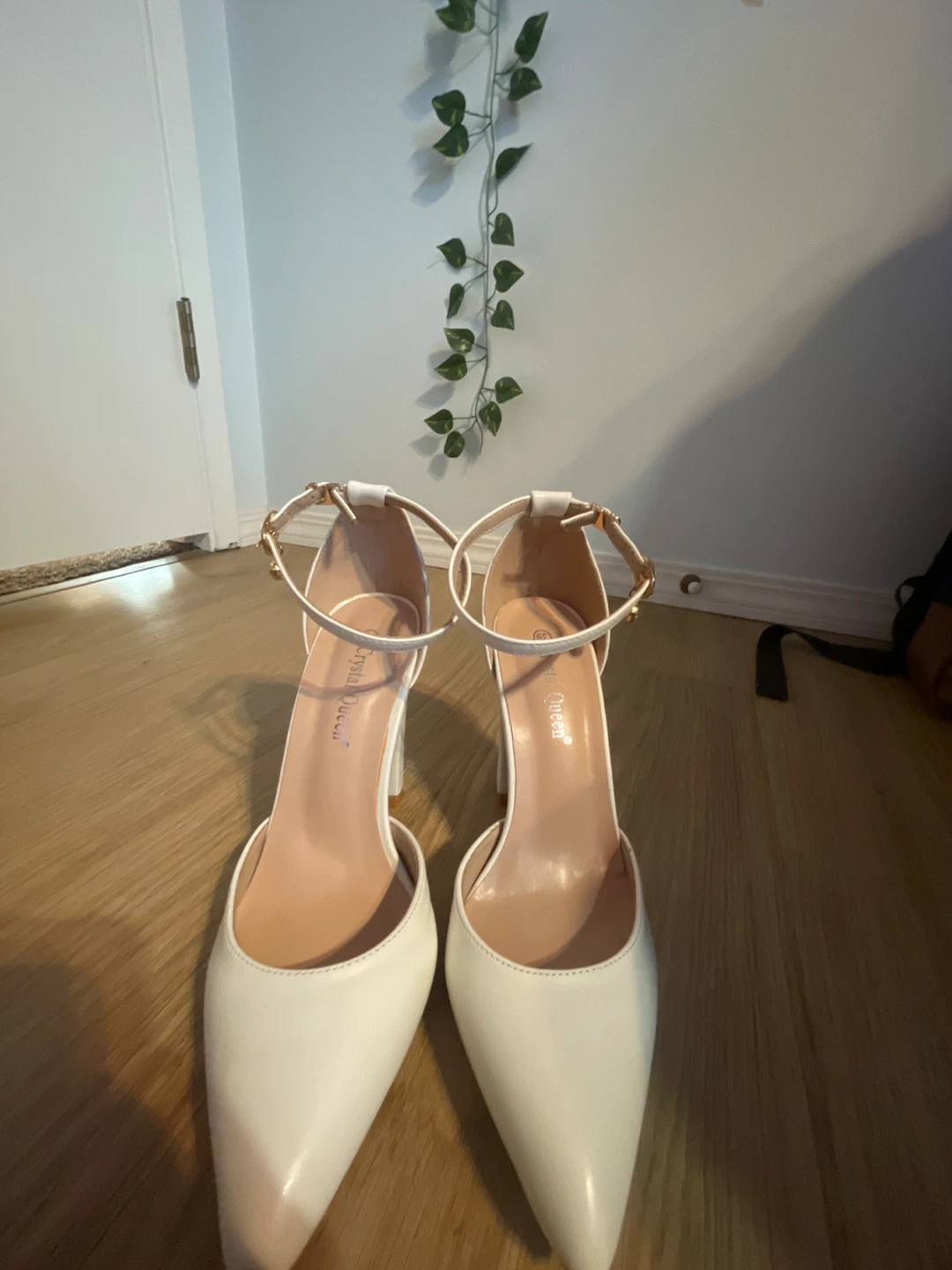 White Crystal Queen Heels Size 8 1/2 - photo 3