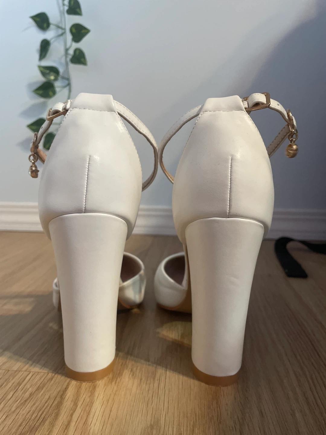 White Crystal Queen Heels Size 8 1/2 - photo 2