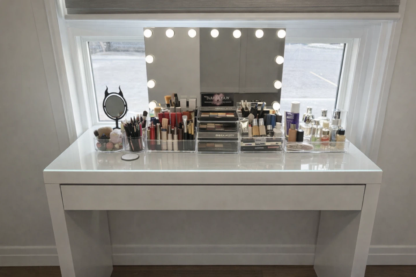 Makeup Vanity Desk with Lighted Mirror
