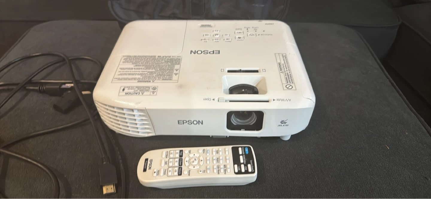 Epson Home Cinema 760HD Projector + Remote + Carrying Case